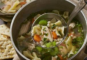 En fyldig grønnsakssuppe med kylling er en fin start på uka