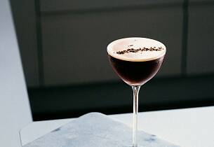 Karsk Martini - helnorsk svar på Espresso Martini - drinkoppskrift