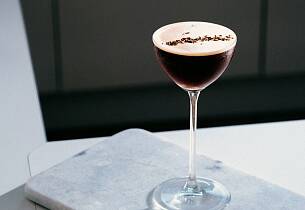 Karsk Martini - helnorsk svar på Espresso Martini - drinkoppskrift