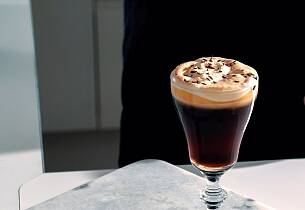 Gi Irishen en luksuriøs norsk smak med akevittlikør
