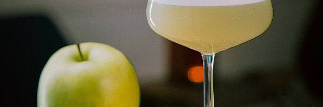 Lag en aromatisk og frisk likørbasert drink som på Andre til Høyre