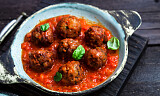 Kjøttboller i tomatsaus er en fast gjest på middagsbordet - og ikke mindre velkommen av den grunn