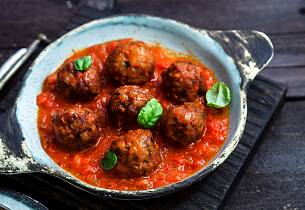 Kjøttboller i fyldig tomatsaus
