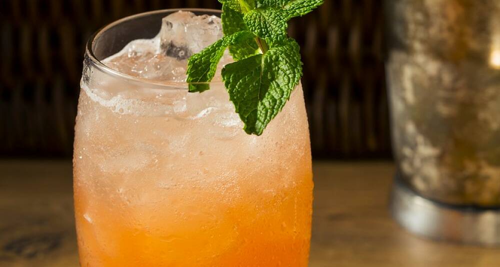 Planter's Punch med både lys og mørk rom drinkoppskrift