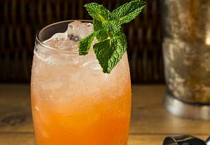 Planter's Punch med både lys og mørk rom drinkoppskrift