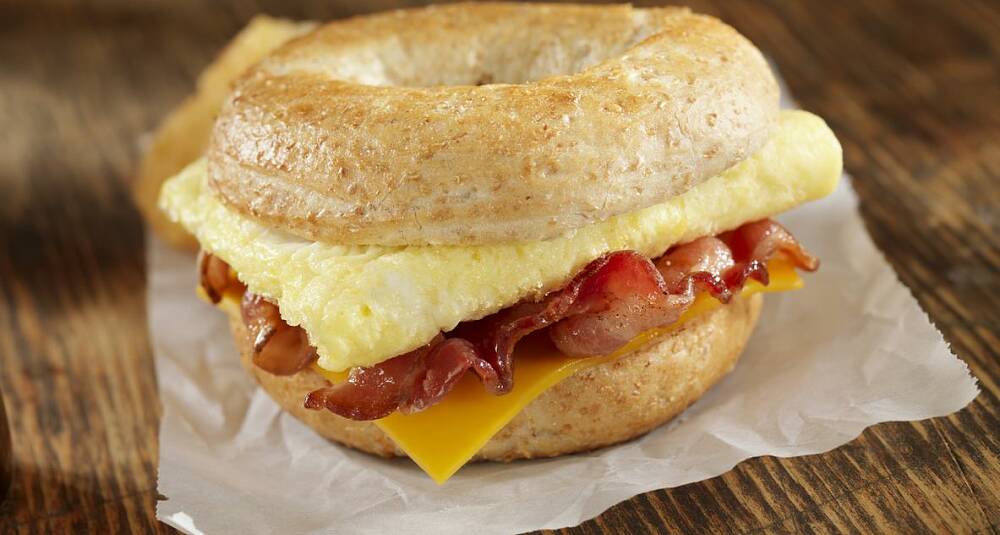 Bagel med bacon og urtedressing