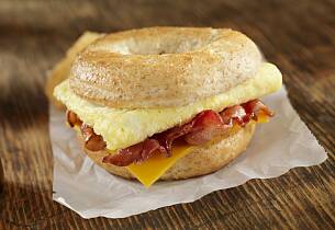 Bagel med bacon og urtedressing