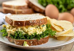 Eggesalat med røkt pålegg