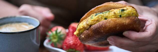 Omelett kan også serveres i burgerbrød