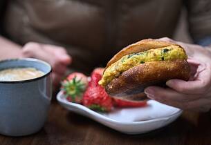 Omelett i burgerbrød