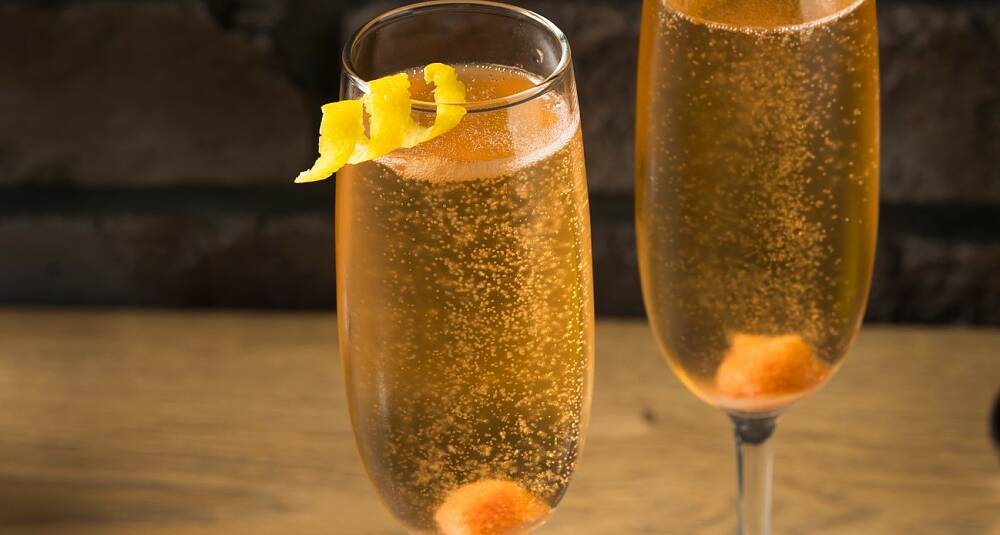 Årets festcocktail er med knusktørr musserende og en skvett akevitt
