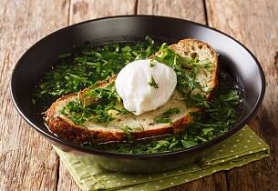 Brødsuppe med koriander, hvitløk og egg  - Acorda à alentejana som i Portugal
