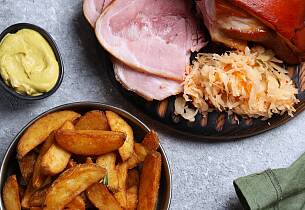 Bayonneskinke med appelsinsaus, coleslaw og stekte båtpoteter