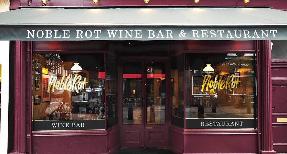 De selger bare vin de liker selv, og det er suksessen bak vinbarene Noble Rot i London