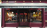 De selger bare vin de liker selv, og det er suksessen bak vinbarene Noble Rot i London
