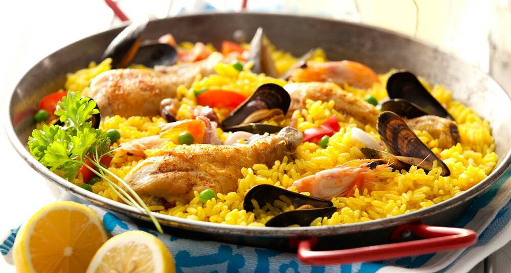 Spansk paella med kylling, blåskjell og reker