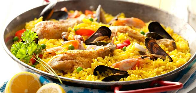 Spansk paella med kylling, blåskjell og reker