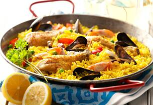 Lag ekte spansk paella med både kylling, blåskjell og reker