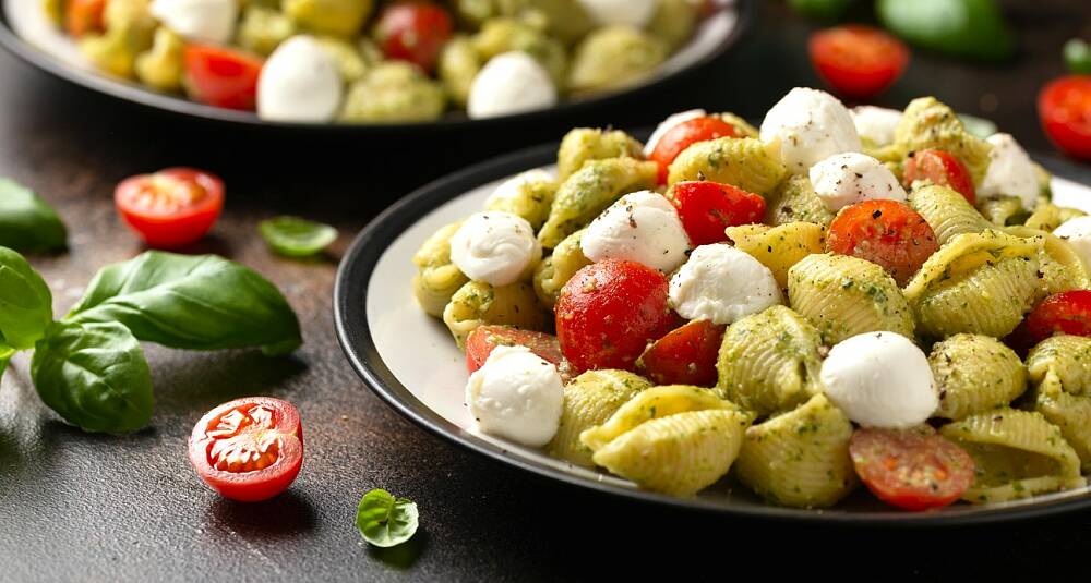Denne superenkle lune pastasalaten kombinerer manges favorittsmaker