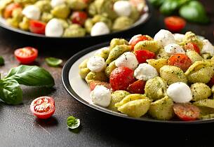 Pasta-pestosalat med mozzarella - Pasta Caprese