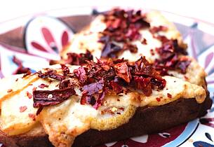 Bruschetta di Matera med caciocavallo-ost, pære og tørket peperoncini