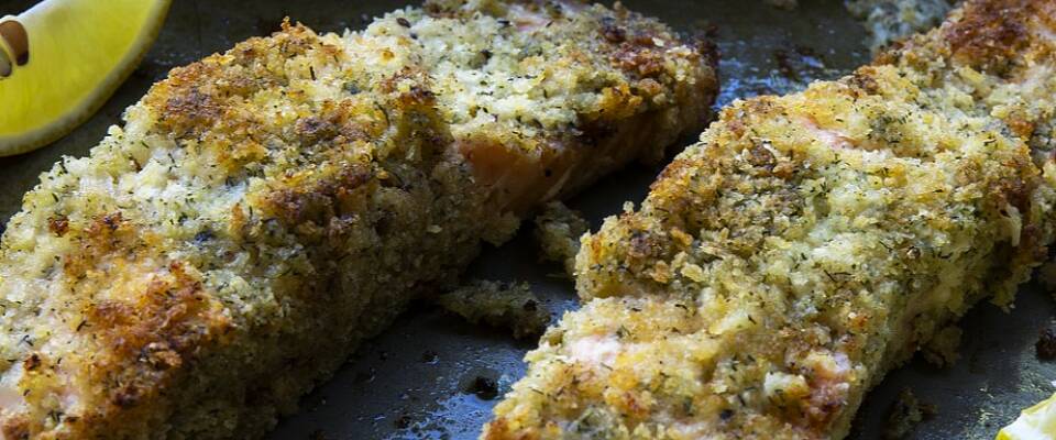 Når fisken gratineres med parmesan og får følge av tomatsalsa og remulade med kick, blir det fest også midt i uka