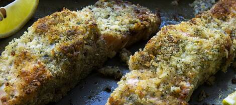 Når fisken gratineres med parmesan og får følge av tomatsalsa og remulade med kick, blir det fest også midt i uka