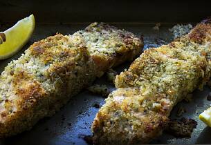 Når fisken gratineres med parmesan og får følge av tomatsalsa og remulade med kick, blir det fest også midt i uka