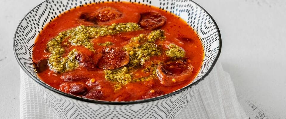 Hjemmelaget tomatsuppe blir ekstra smaksrik med morrpølse