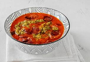 Tomatsuppe med morrpølse og pesto