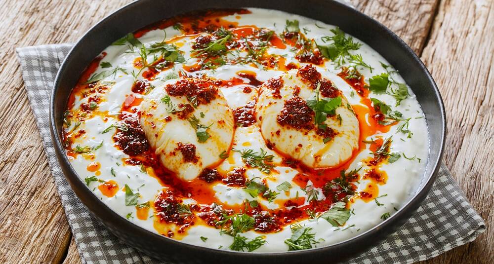 Cilbir - tyrkisk frokostrett med posjert egg i yoghurtkrem med chili-olje eller -smør