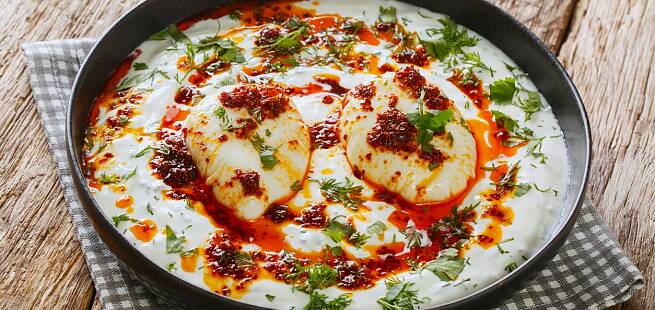 Cilbir - tyrkisk frokostrett med posjert egg i yoghurtkrem med chili-olje eller -smør