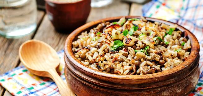 Mujadara - vegetarisk rett med ris, linser og sprøstekt løk fra Midtøsten