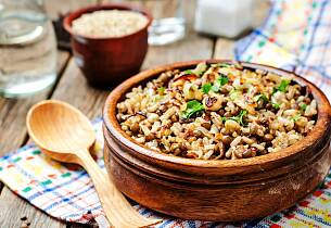 Mujadara - vegetarisk rett med ris, linser og sprøstekt løk fra Midtøsten
