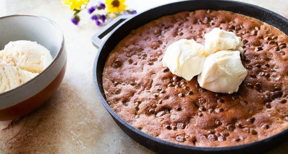 Salt sjokolade-chip-cookie-kake på grill eller ovn