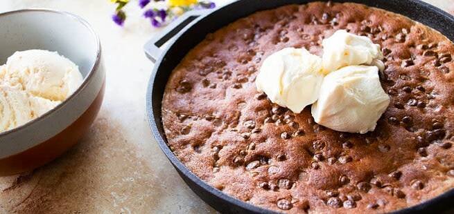 Salt sjokolade-chip-cookie-kake på grill eller ovn