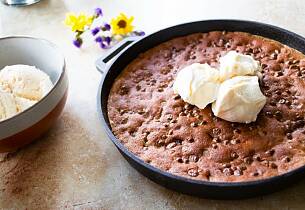 Salt sjokolade-chip-cookie-kake på grill eller ovn