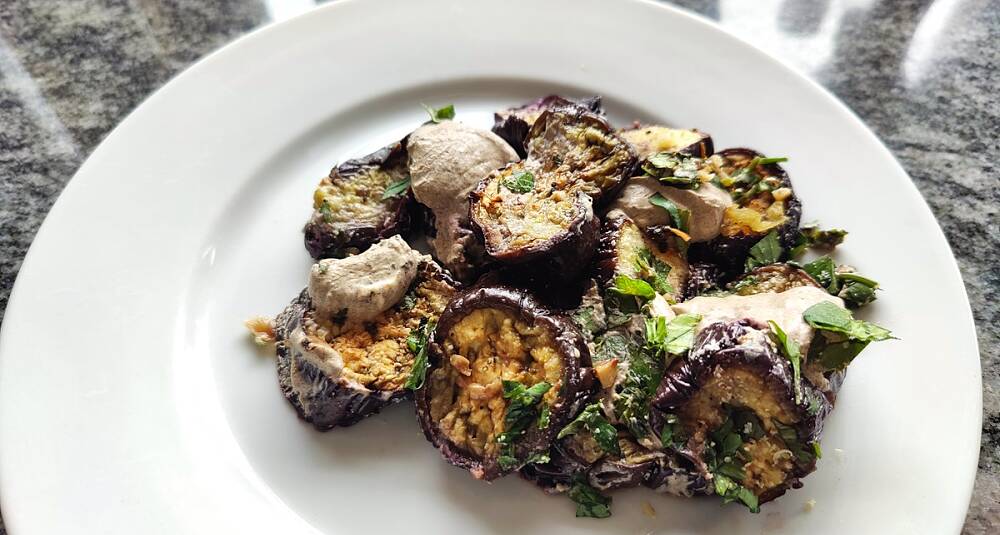 Ovnsstekt aubergine med hvitløk og black garlic-krem