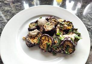 Ovnsstekt aubergine med hvitløk og black garlic-krem