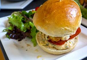 Kyllingburger med blåmuggostdressing er digg fredagskos