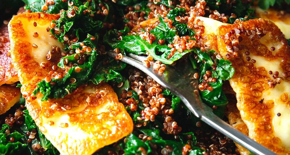 Stekt halloumi, grønnkål- og quinoa-salat