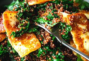 Stekt hallloumi, grønnkål- og quinoa-salat