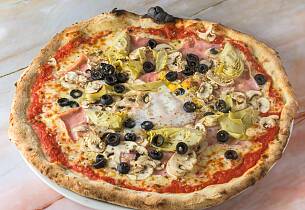 Pizza fire årstider a la Capricciosa