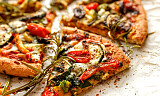 By på en hjemmelaget pizza med bare grønnsaker