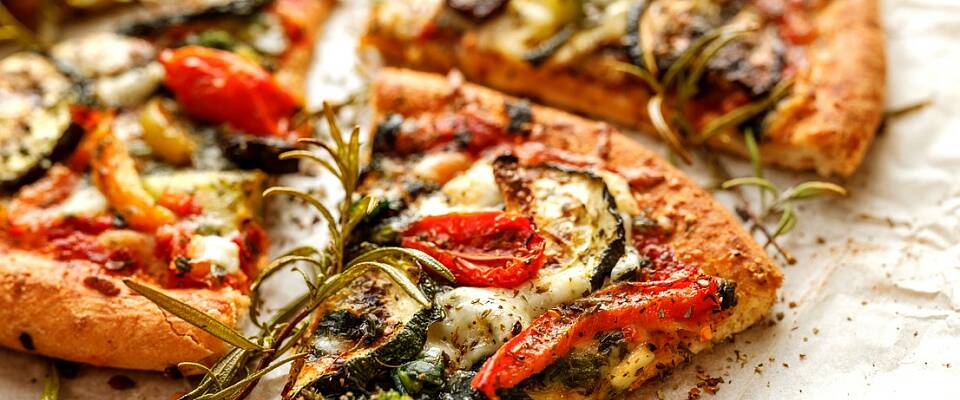 By på en hjemmelaget pizza med bare grønnsaker