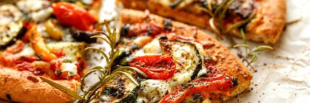 By på en hjemmelaget pizza med bare grønnsaker