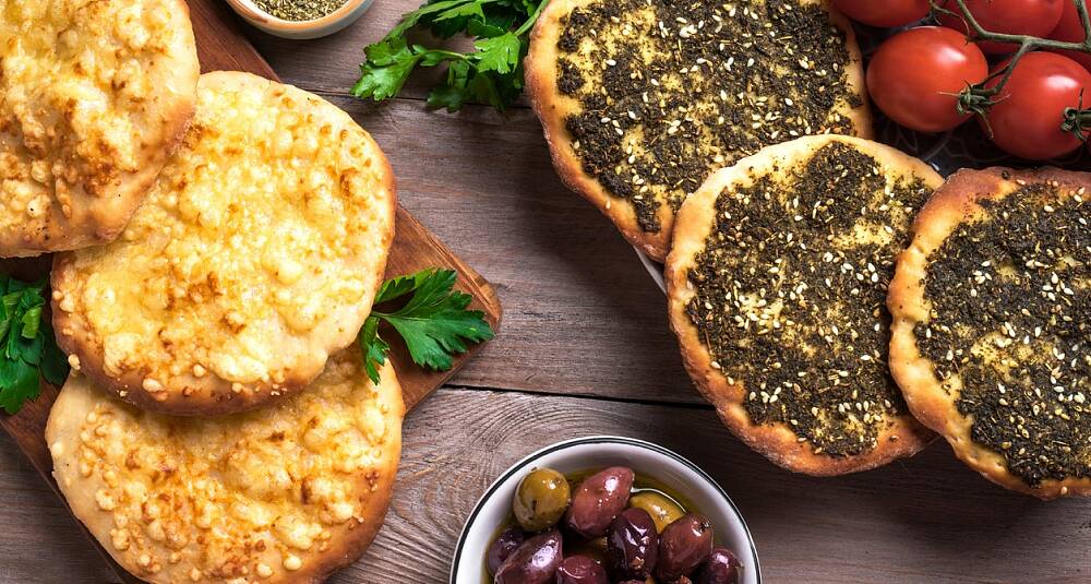 Manakish libanesisk flabrød med za'atar eller ostetopping