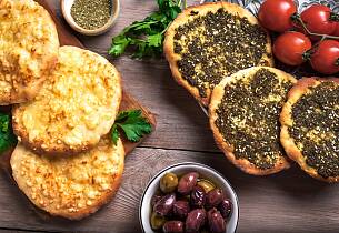 Manakish libanesisk flabrød med za'atar eller ostetopping