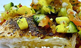 Stekt eller grillet fisk blir ekstra sommerlig med tilbehør av fruktig salsa og couscous