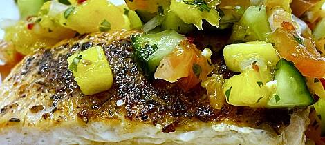 Stekt eller grillet fisk blir ekstra sommerlig med tilbehør av fruktig salsa og couscous